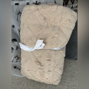 New in Package Wearable Blanket